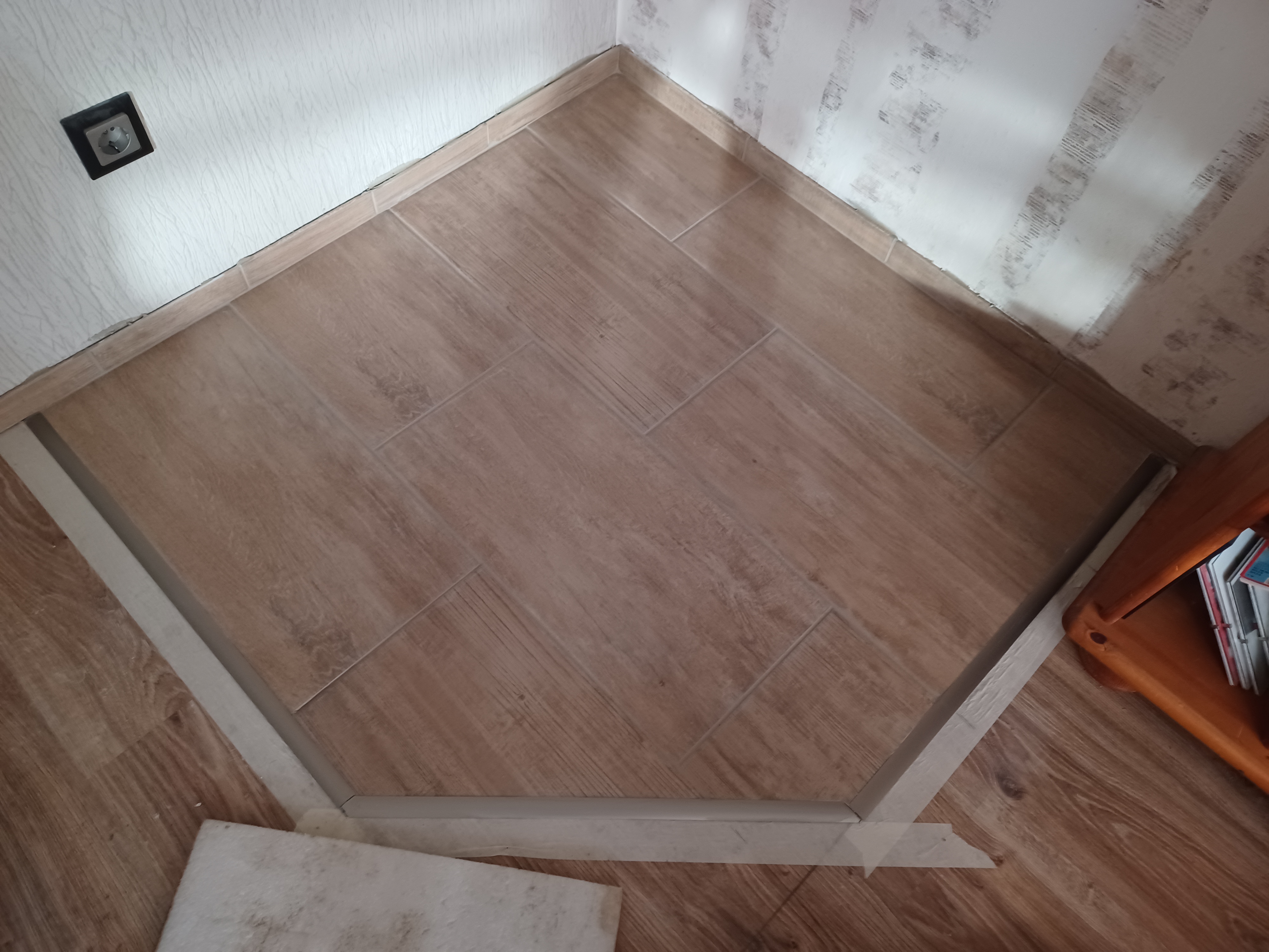 Bodenfliesen für einen Kamin
